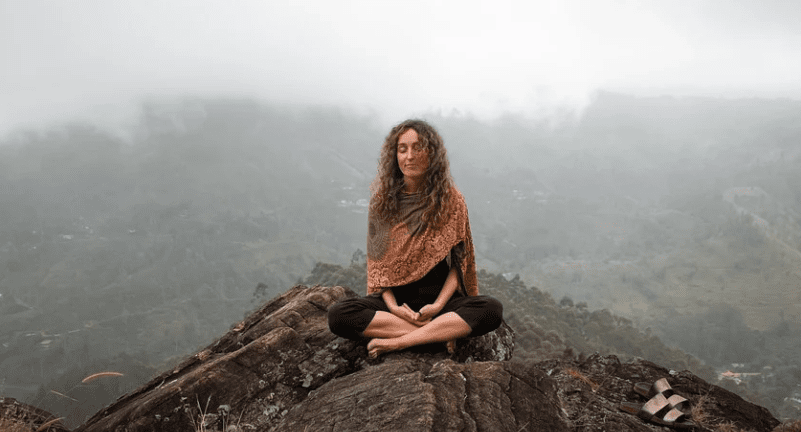 mujeres meditando